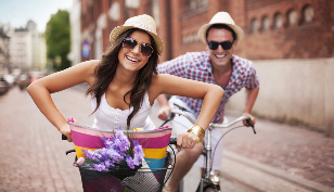 la femme et l'homme sur les vélos