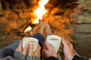 le couple en face de l'incendie